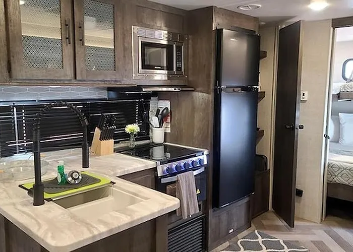 Holiday home Family-friendly Spacious Rv With Modern Kitchen, Fireplace & Private Deck Near Williams, Arizona Williams