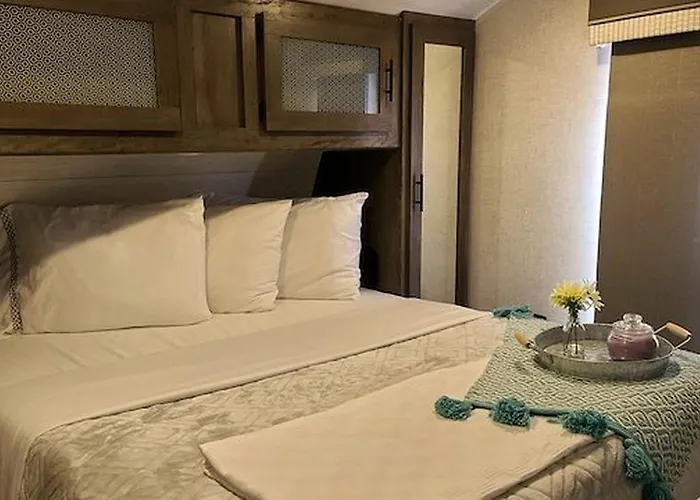 Family-friendly Spacious Rv With Modern Kitchen, Fireplace & Private Deck Near Williams, Arizona Holiday home *