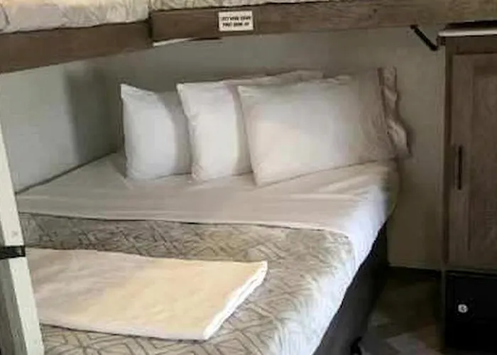 Family-friendly Spacious Rv With Modern Kitchen, Fireplace & Private Deck Near Williams, Arizona